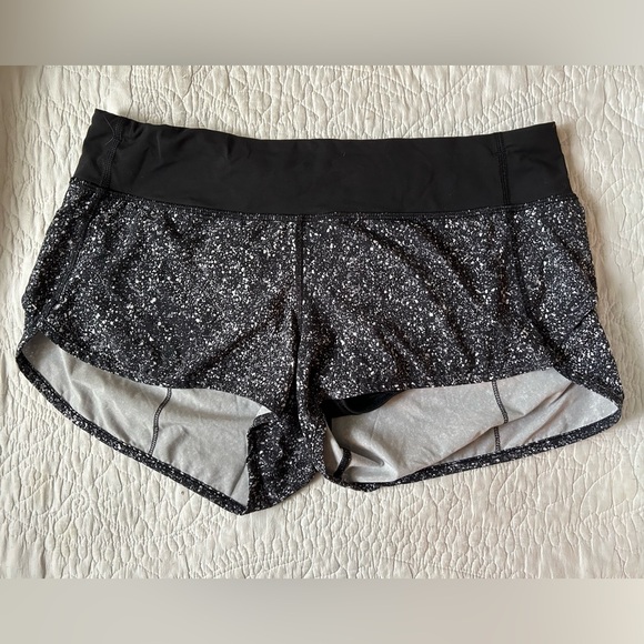LULULEMON RUN TIMES SHORTS | MINI SPLATTER BLACK WHITE | SIZE 8 - Picture 1 of 4